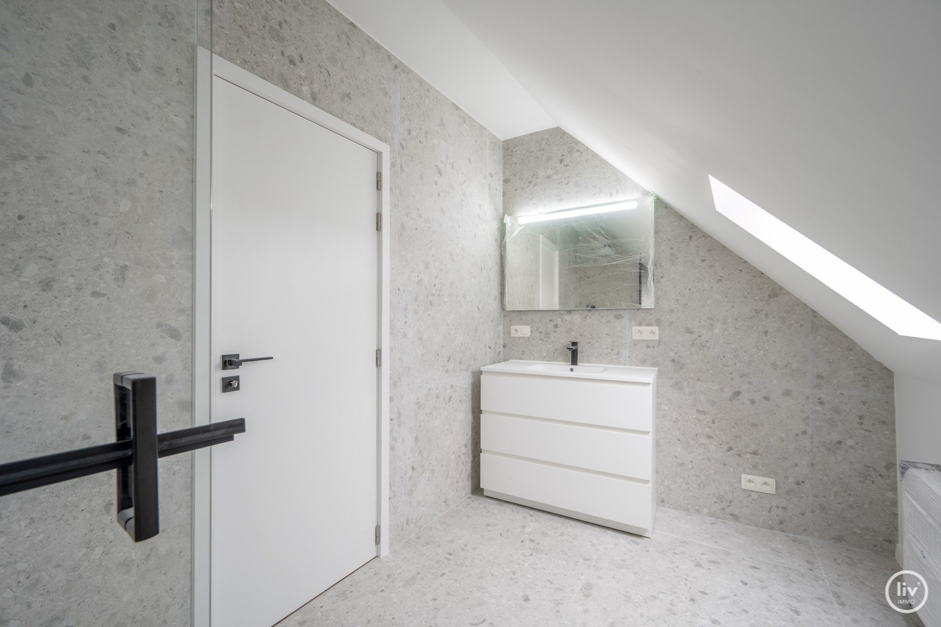 Nieuwbouw duplex in volledig gerenoveerd gebouw van 2021, centraal gelegen nabij Duinenwater, waardoor alle winkels en openbaar vervoer bereikbaar zijn op wandelafstand. 