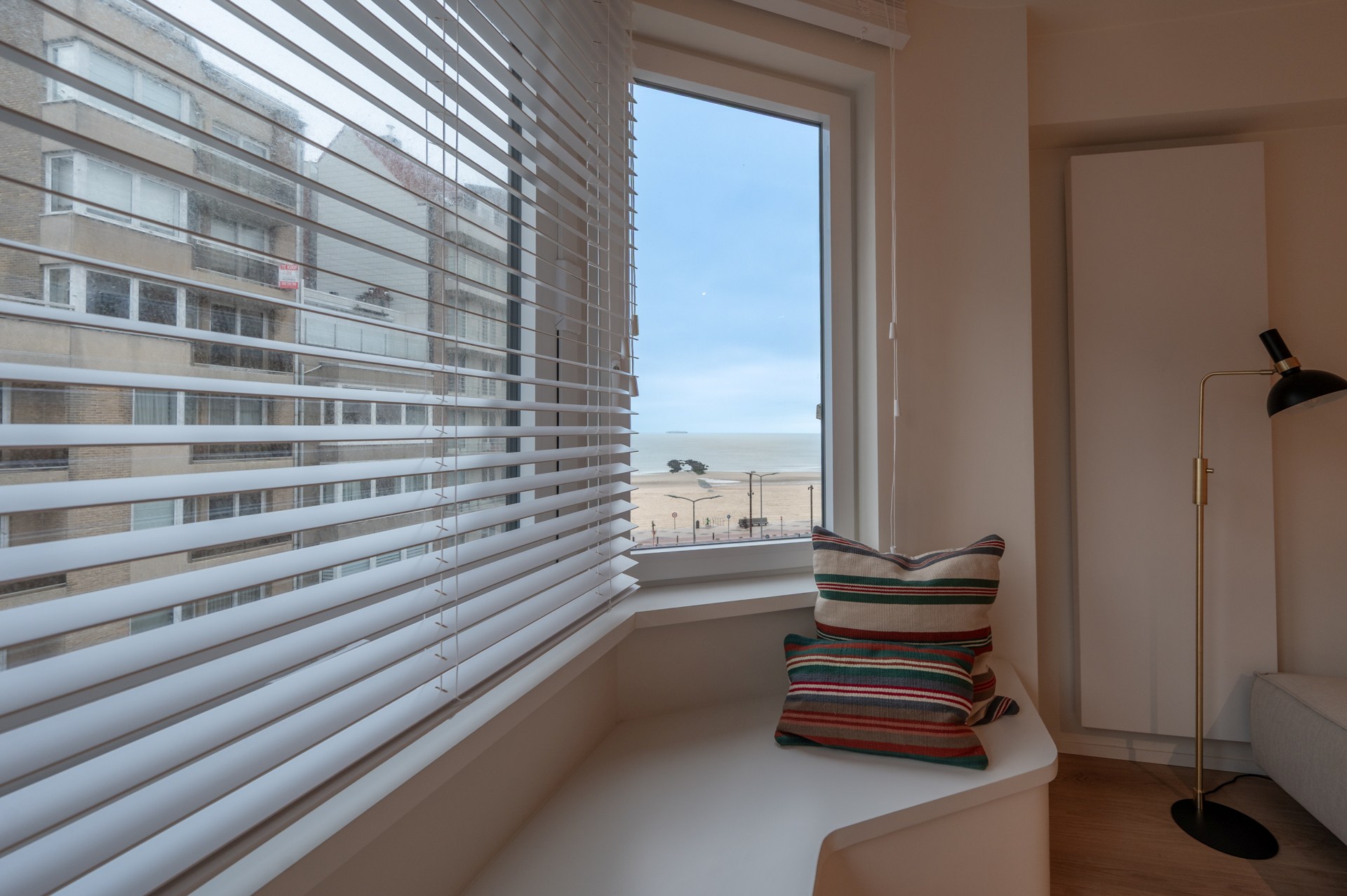 Prachtig gerenoveerd 2 slaapkamerappartement met zijdelings zeezicht centraal gelegen vlakbij de Lippenslaan te Knokke 