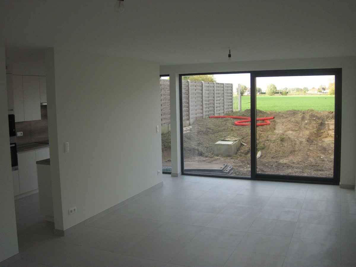 Splinternieuw ruim gelijkvloers appartement. 