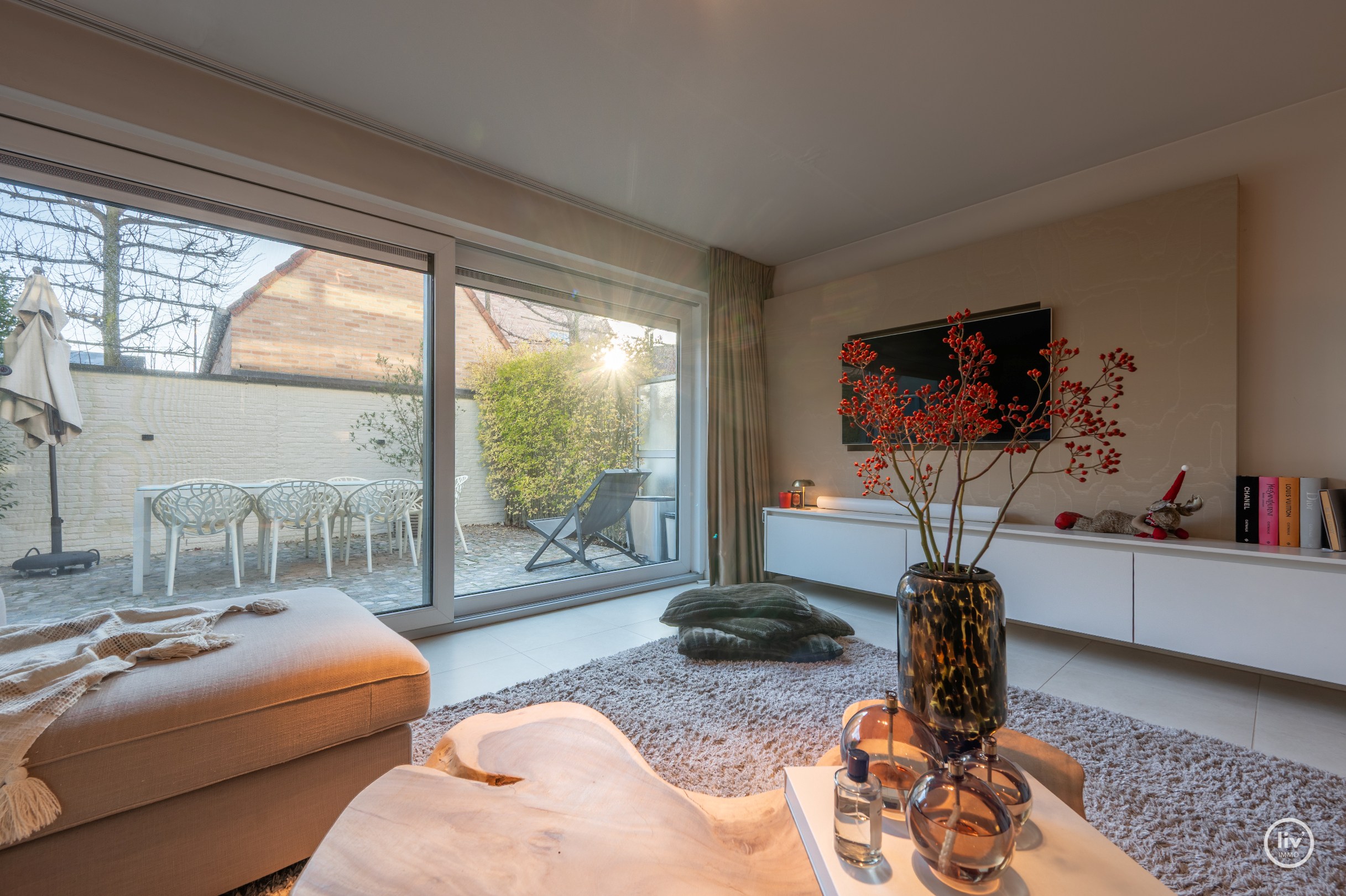 Instapklaar en tevens recent (2010)tuin-appartement op wandelafstand van de Zeedijk-Duinbergen en Duinenwater, Centraal gelegen tussen Knokke en Heist-Centrum. 