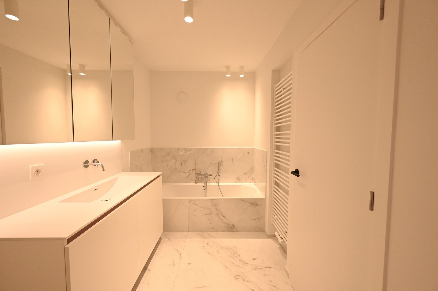 Non meublé - Neuf - Appartement luxueusement rénové avec 3 chambres et une vue dégagée sur la place du Bourgmestre Frans Desmidt. 