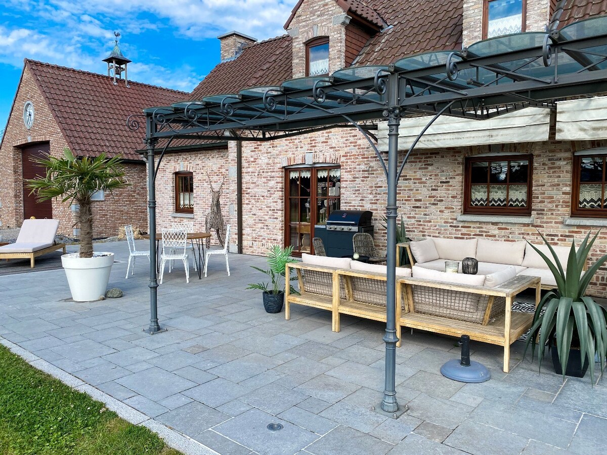 Vaste villa avec grand jardin et garage. 