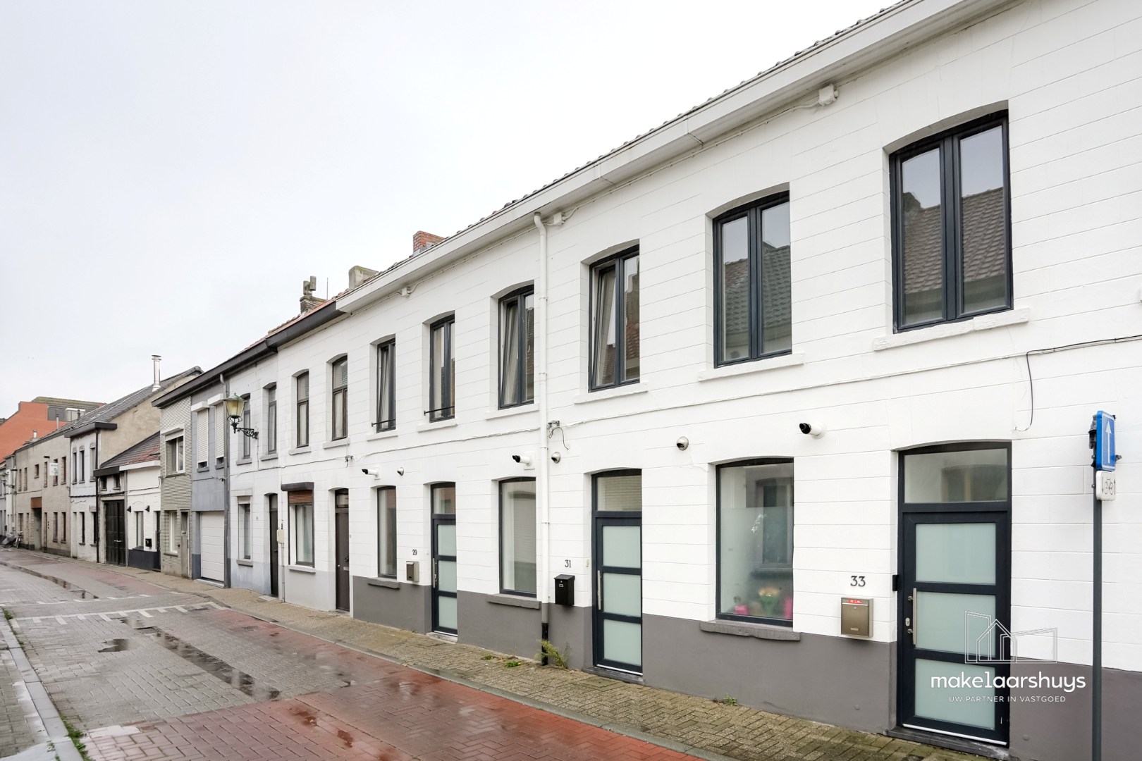 Instapklare gerenoveerde woning in rij met terras, tuin en garagebox 