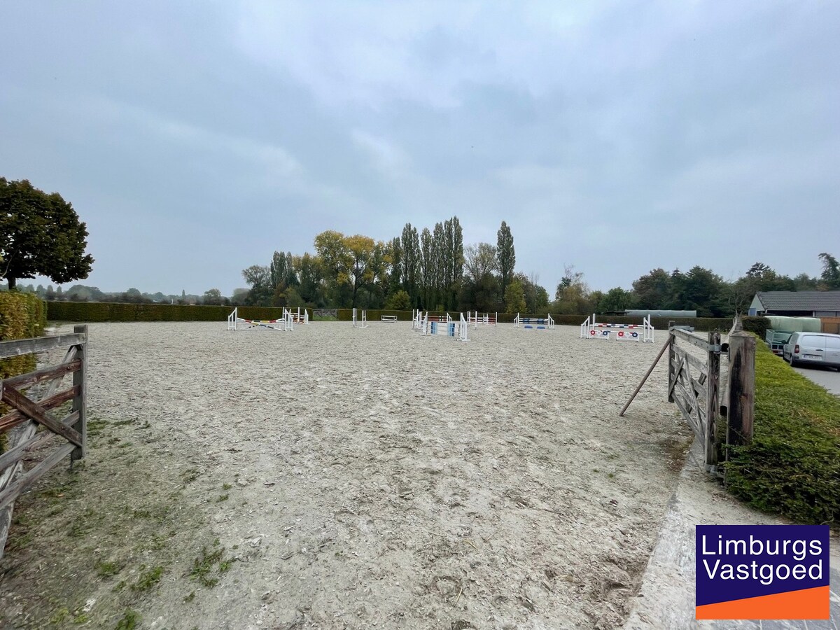 Landelijk gebouwencomplex voor paardenhouderij, op ong. 3ha 50a met stallen, weides/paddock, binnen-en buitenpiste, en woning. 