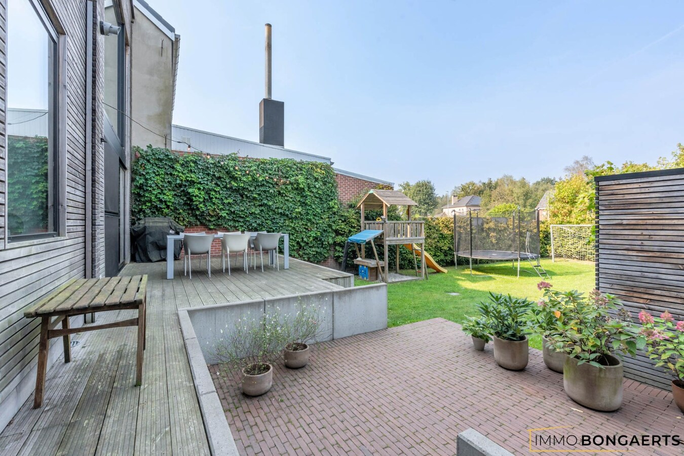 Ruime woning met garage, tuin en drie slaapkamers 