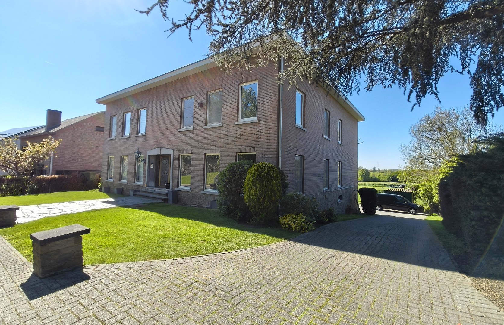 GELIJKVLOERS APPARTEMENT MET GARAGE 