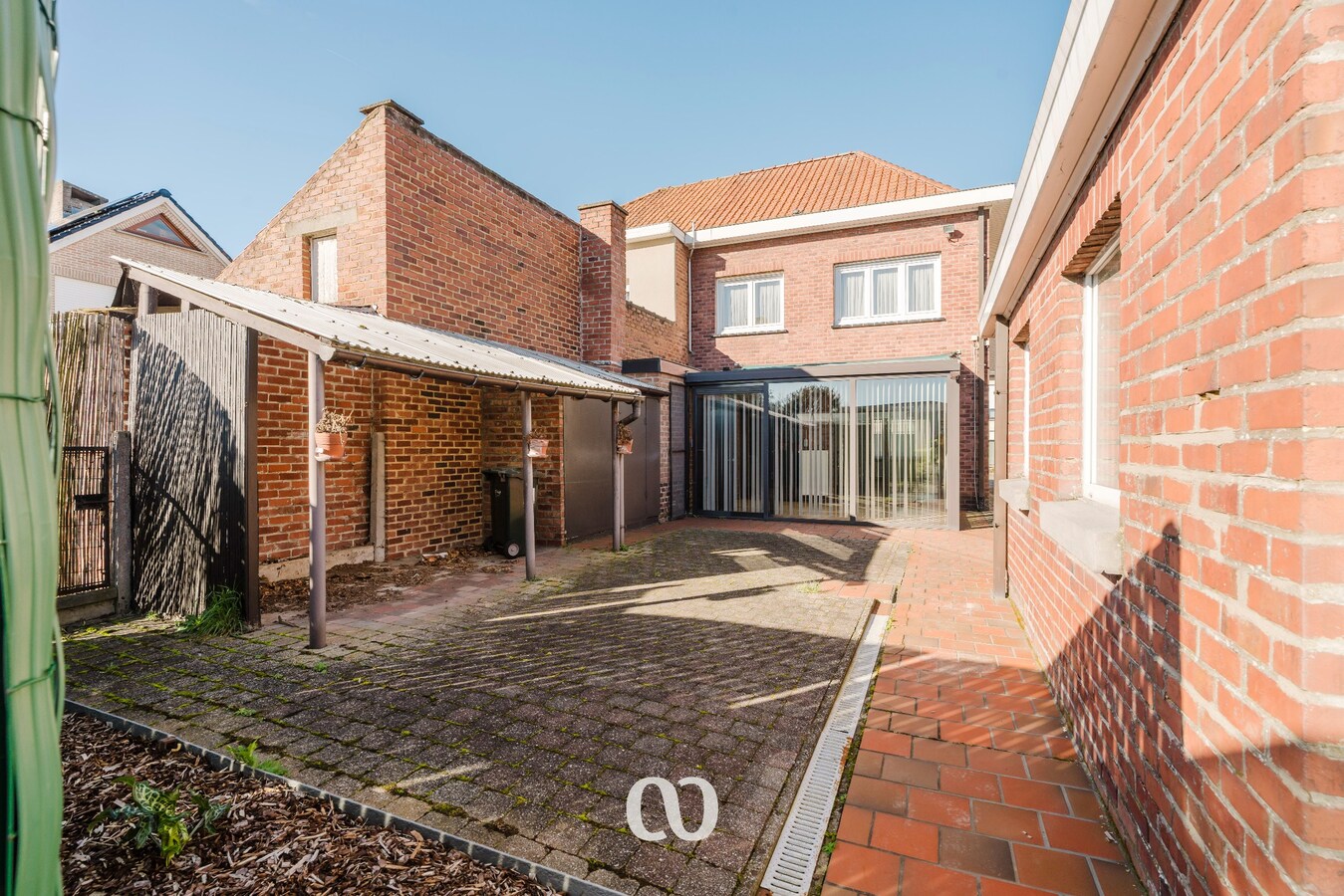 Stevige gezinswoning met tuin en garage nabij het centrum van Oudenaarde 