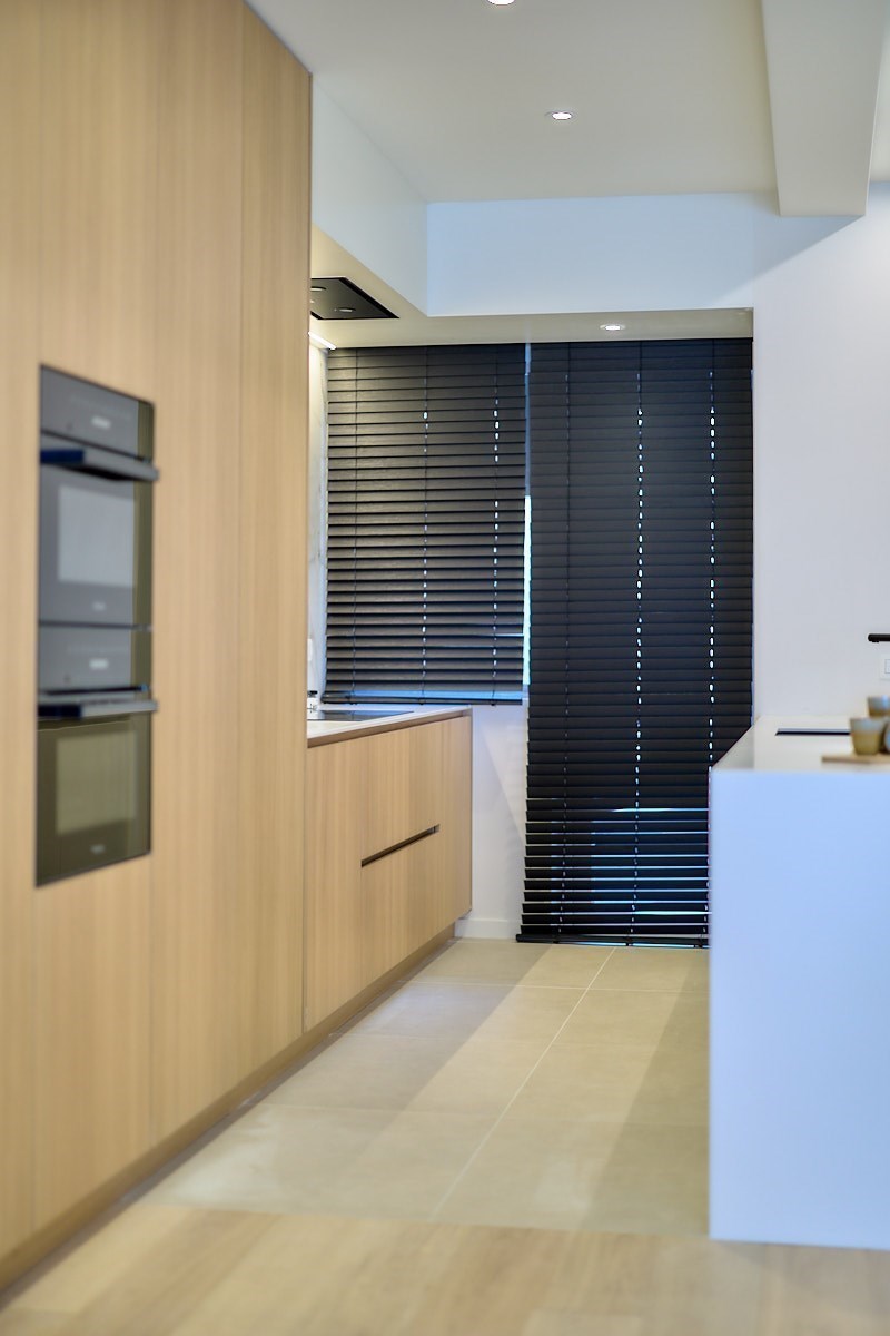 Appartement entièrement rénové avec 4 chambres, situé au centre de Knokke, près de l'avenue Dumortier, avec vue latérale sur la mer. 