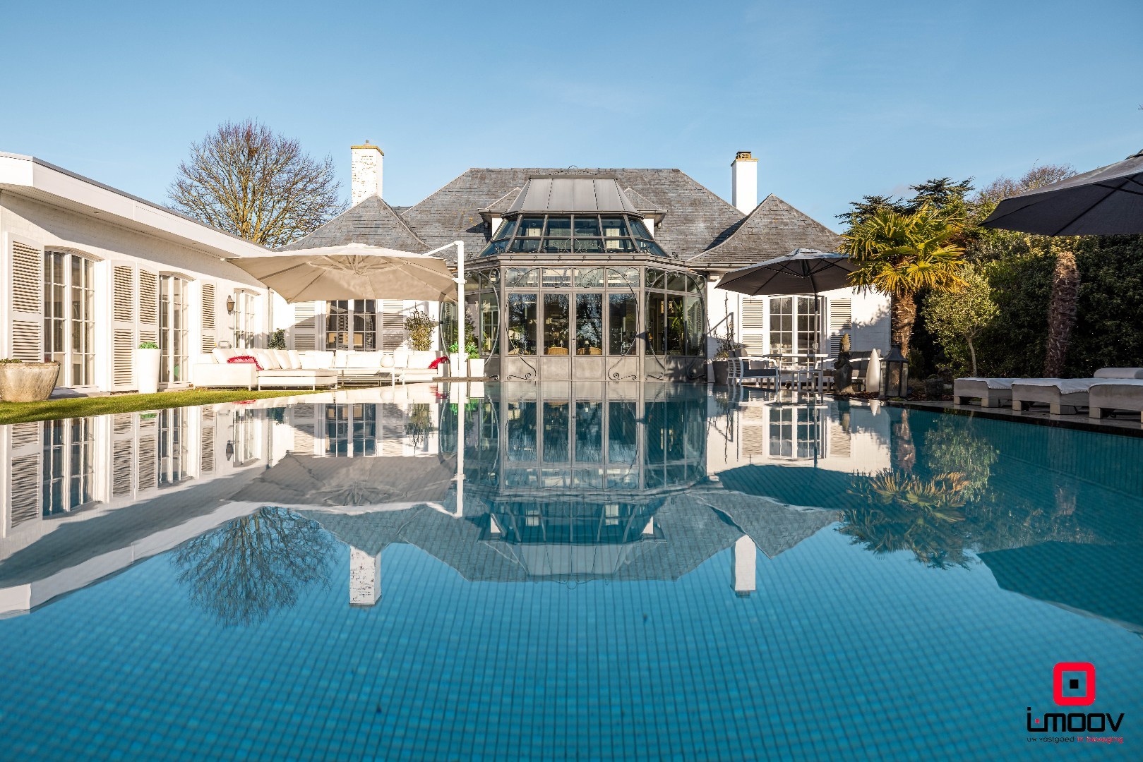 Exclusieve villa met infinity pool en resortgevoel op topligging in Mariakerke 