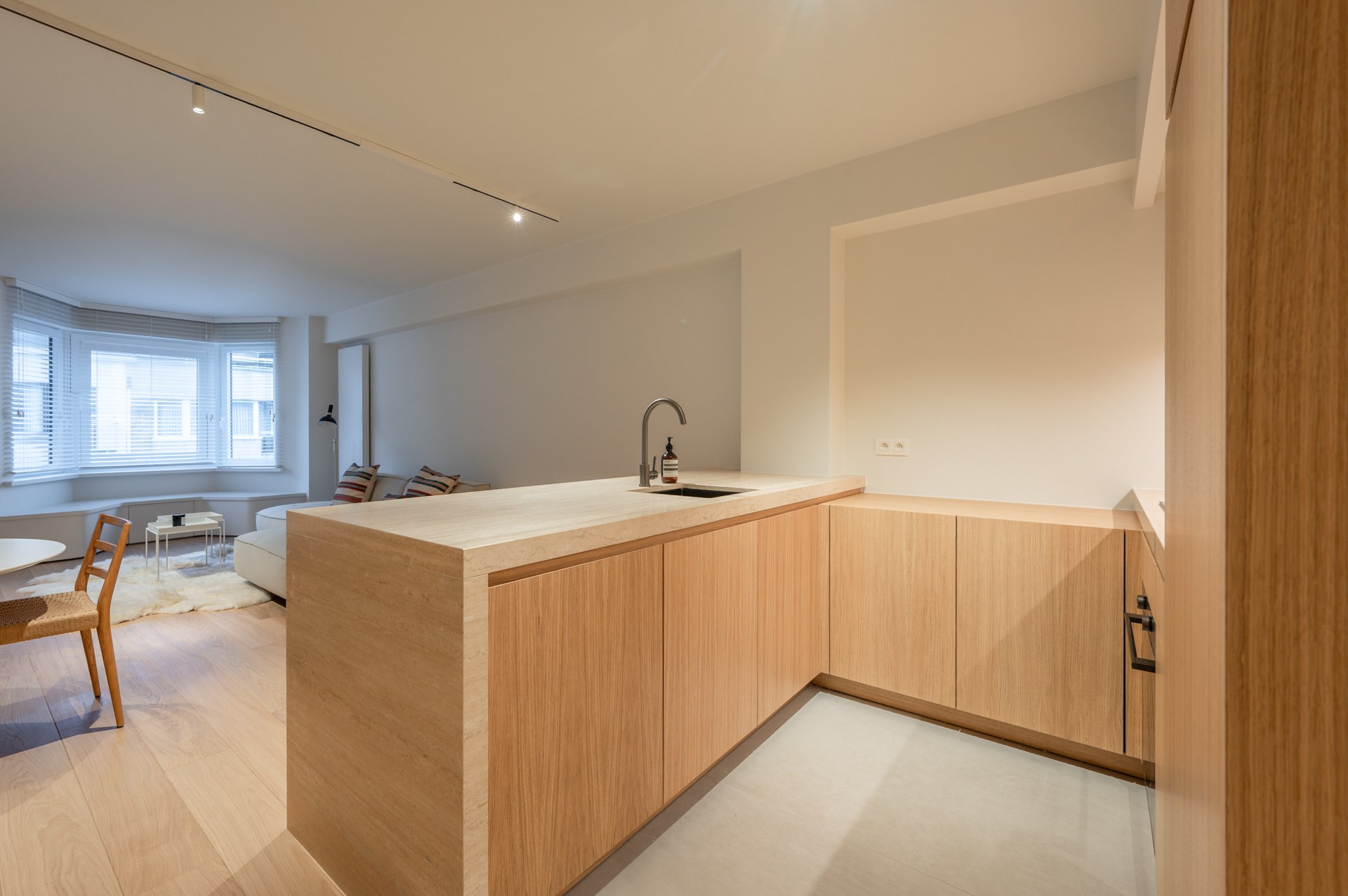 Prachtig gerenoveerd 2 slaapkamerappartement met zijdelings zeezicht centraal gelegen vlakbij de Lippenslaan te Knokke 
