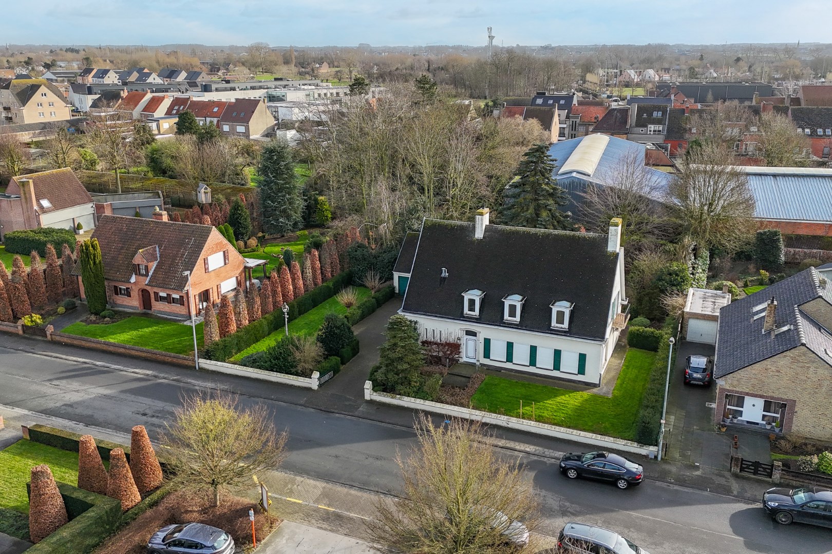 Statige villa uit de jaren ‘65 met zuidgerichte tuin in hartje Oudenburg. 