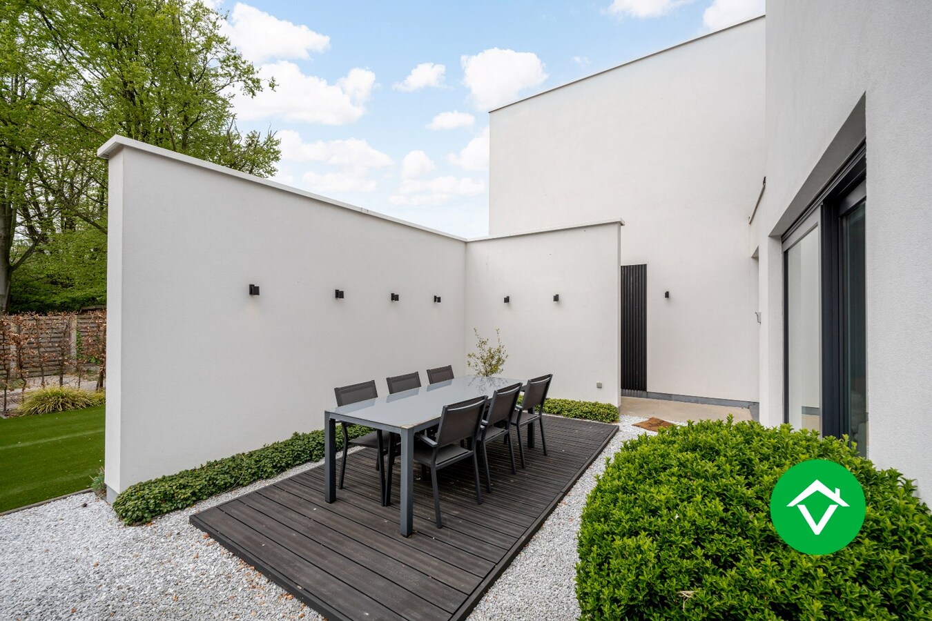 Zeer stijlvolle en instapklare villa te koop in het centrum van Koekelare. 