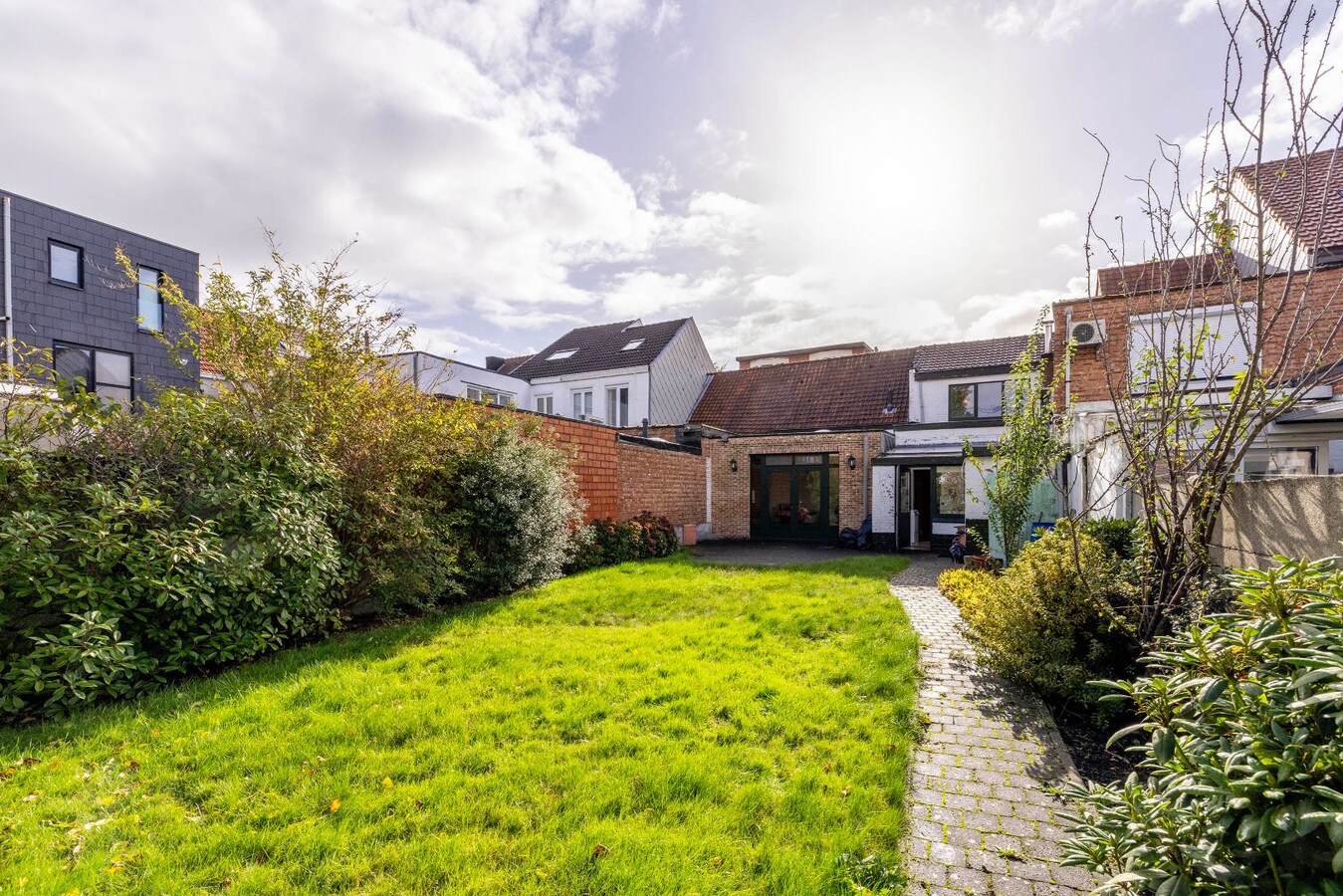 Charmante woning met ruime tuin op toplocatie 