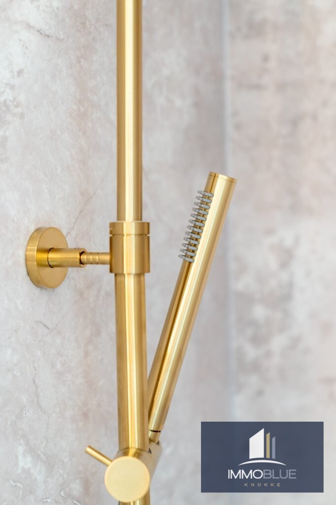 Appartement entièrement rénové et lumineux, situé dans une petite résidence. 