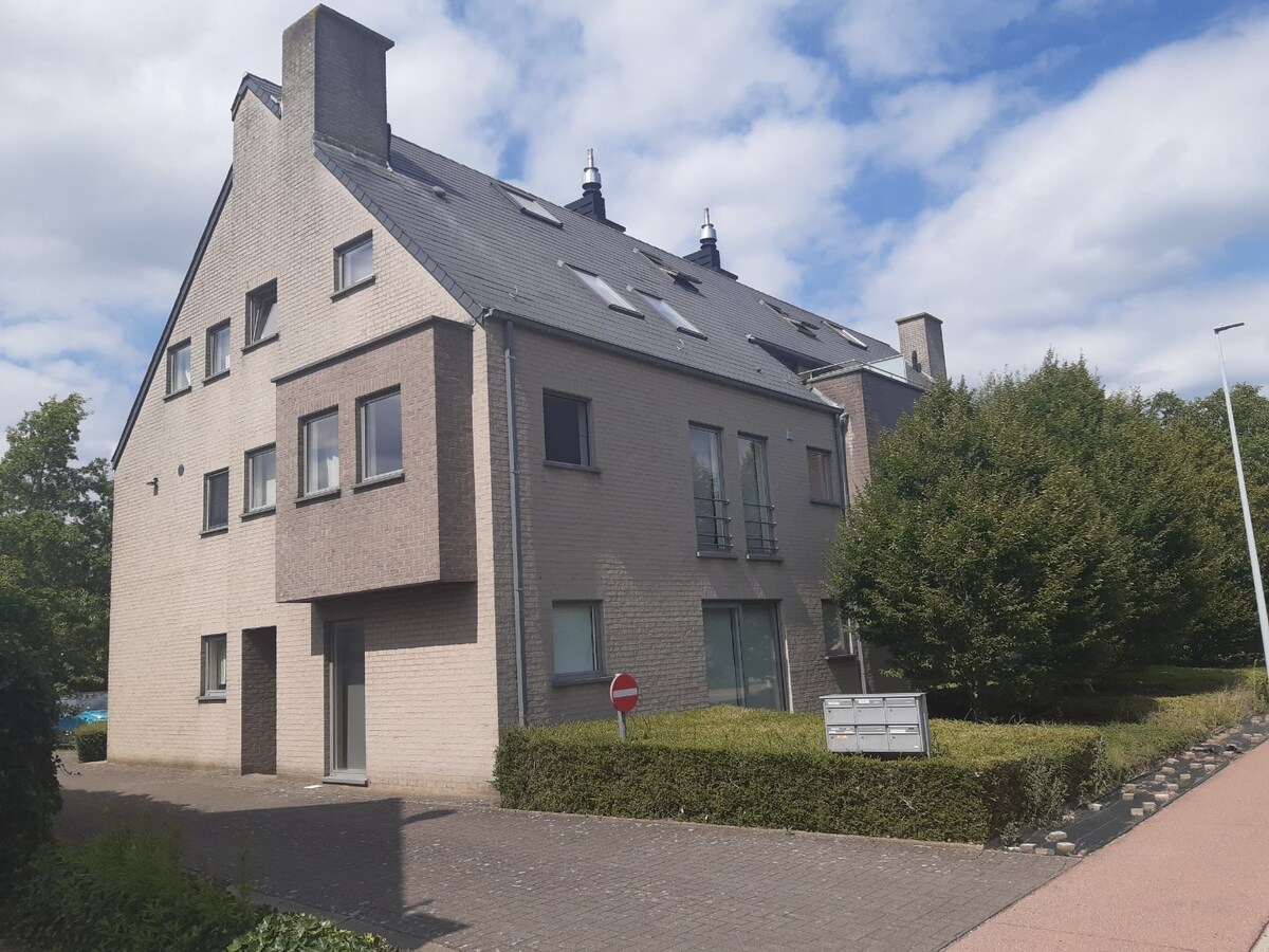 Eigentijds appartement met 2 autostaanplaatsen 