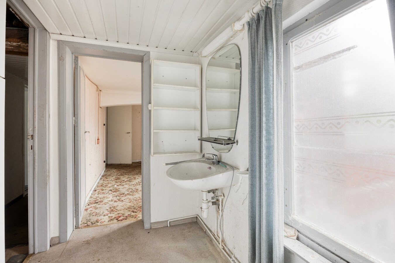 Te renoveren pand met woonst met pitoreske  voorgevel. "Önger de Poart". 