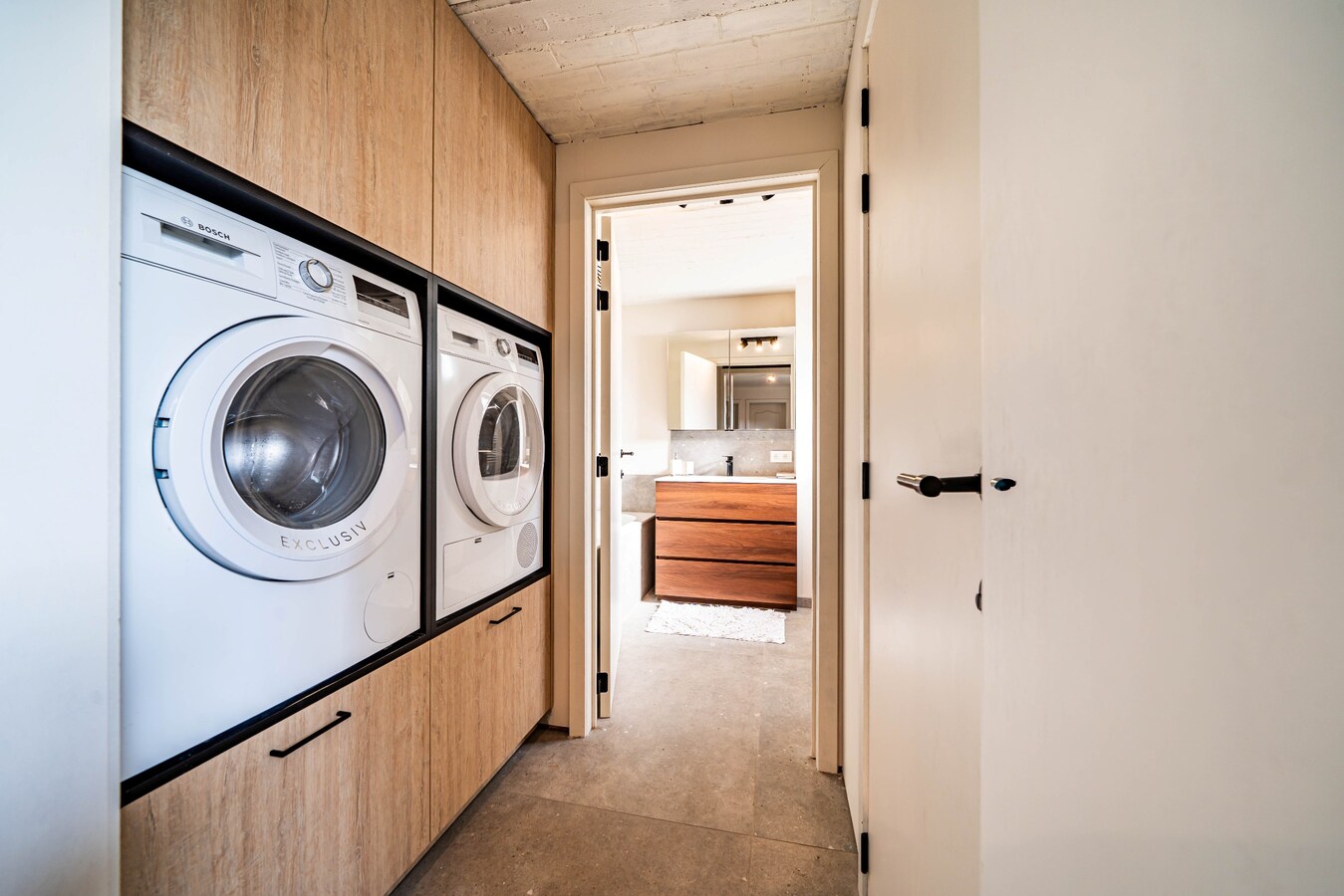 Gezinswoning met ruime opslagplaats en carport in het centrum van Ouwegem 