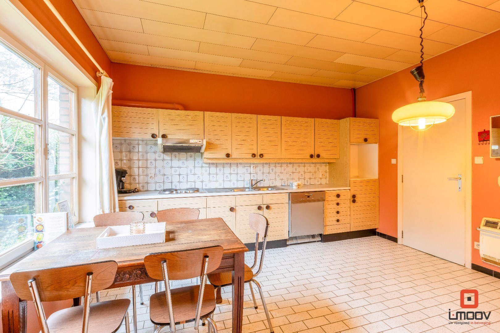 Ruime, te renoveren villa met grote tuin en twee garages 