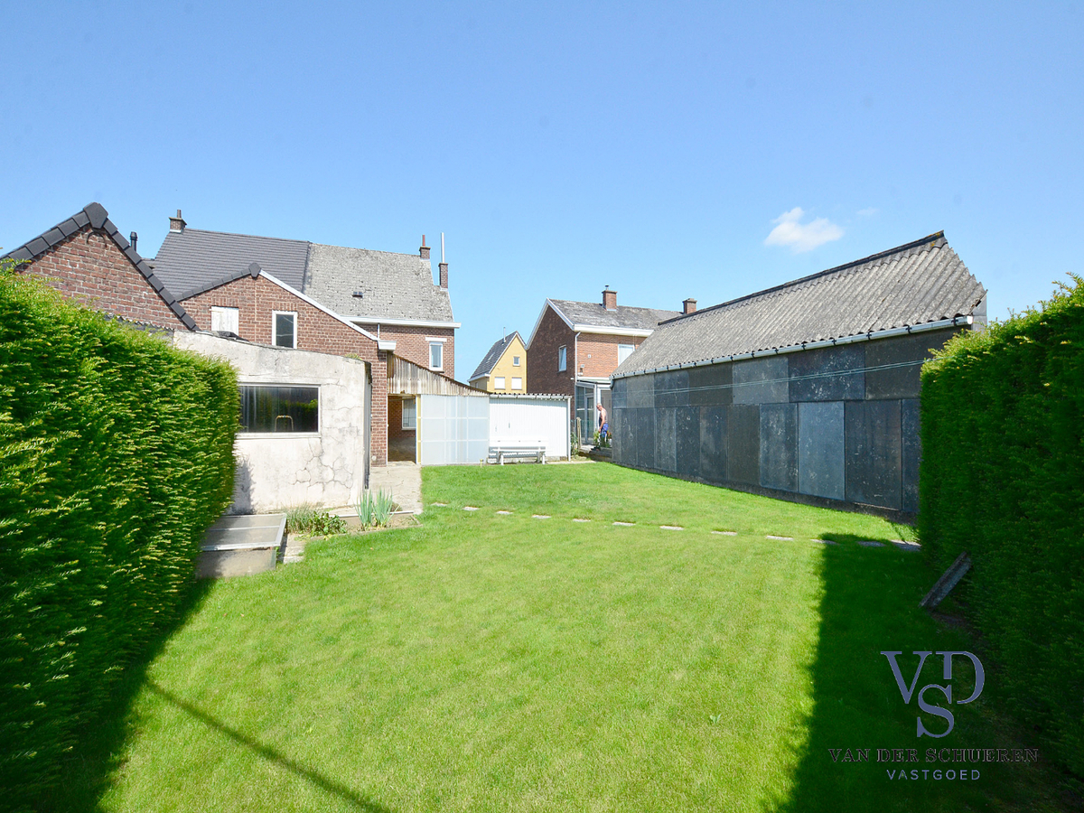 Degelijke woning met tuin en afz. garage. 