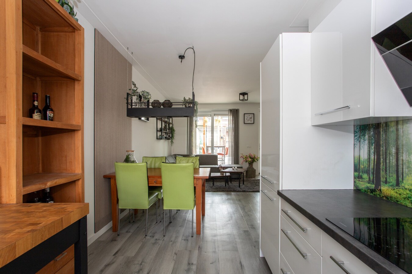 Nagenoeg nieuwe, netjes afgewerkte tussenwoning op 112 m² met berging, overkapping en een vrije achterom. 