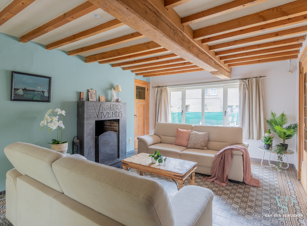 Authentieke herenwoning met atelier / bureau's. 