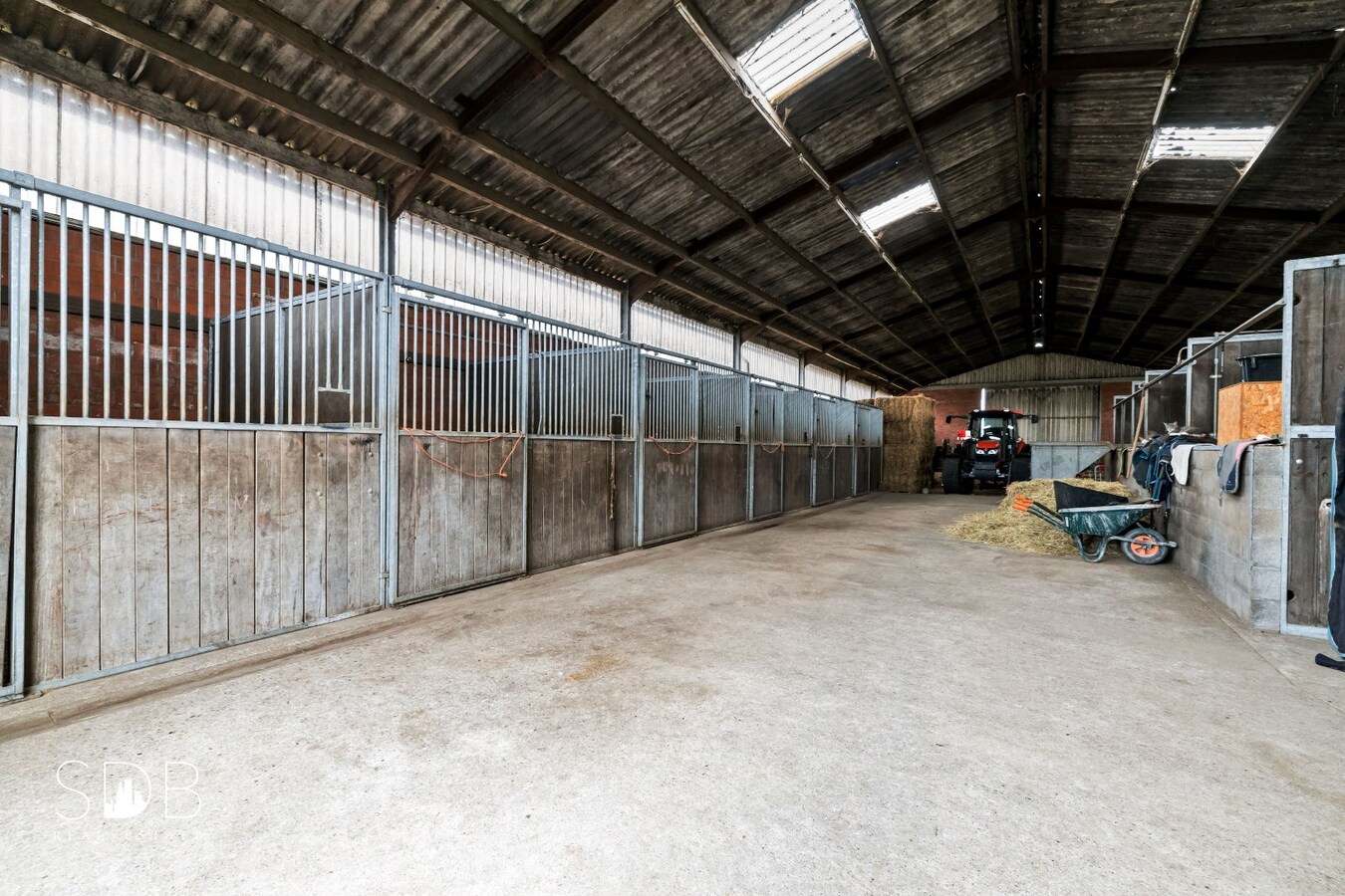 Hedendaagse woning inclusief paardenaccommodatie en graslanden op 4,22ha 