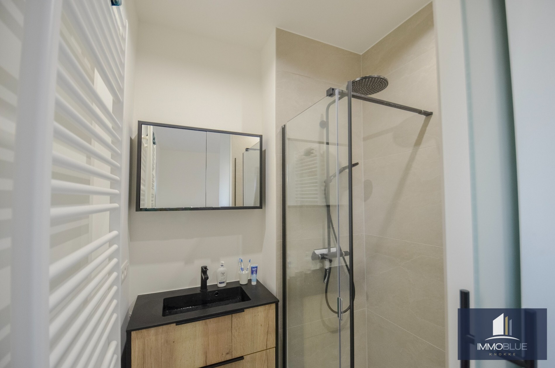 Appartement avec une façade d’environ 5,2 mètres et une grande terrasse ensoleillée. 