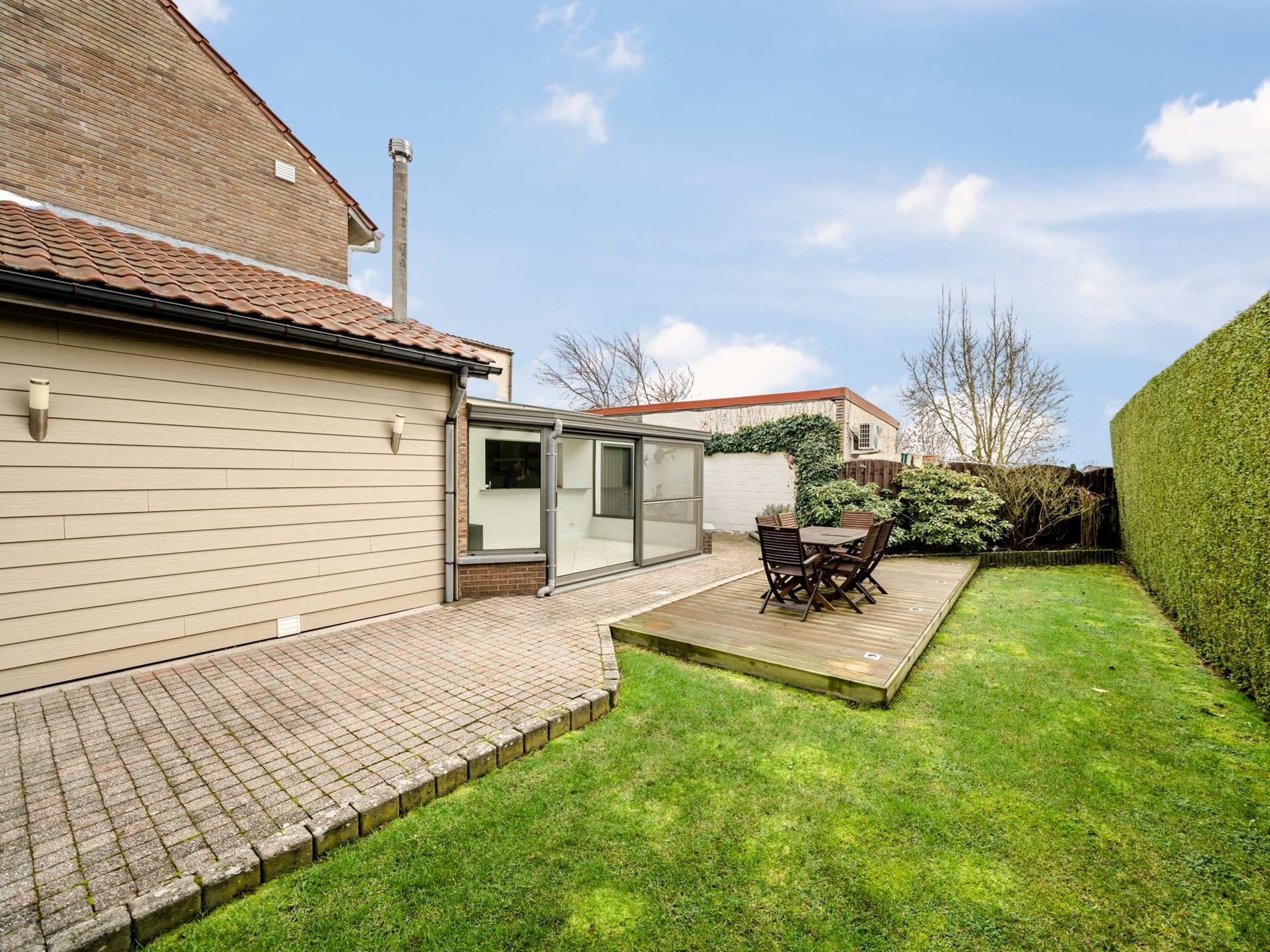 Gerenoveerde 3-gevelwoning met 3 kamers, garage en tuin 