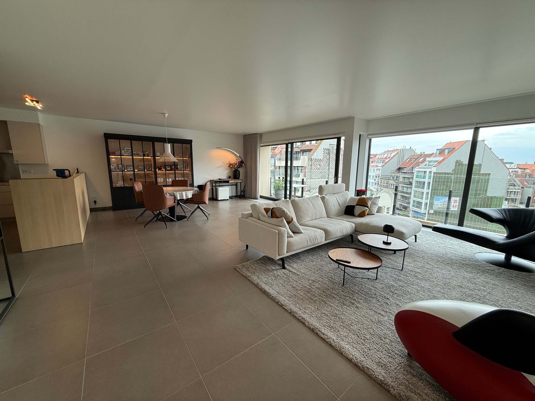ONGEMEUBELD - Prachtig woonappartement met aangename terrassen en parking in het gebouw. Huur op VENNOOTSCHAP is mogelijk. 