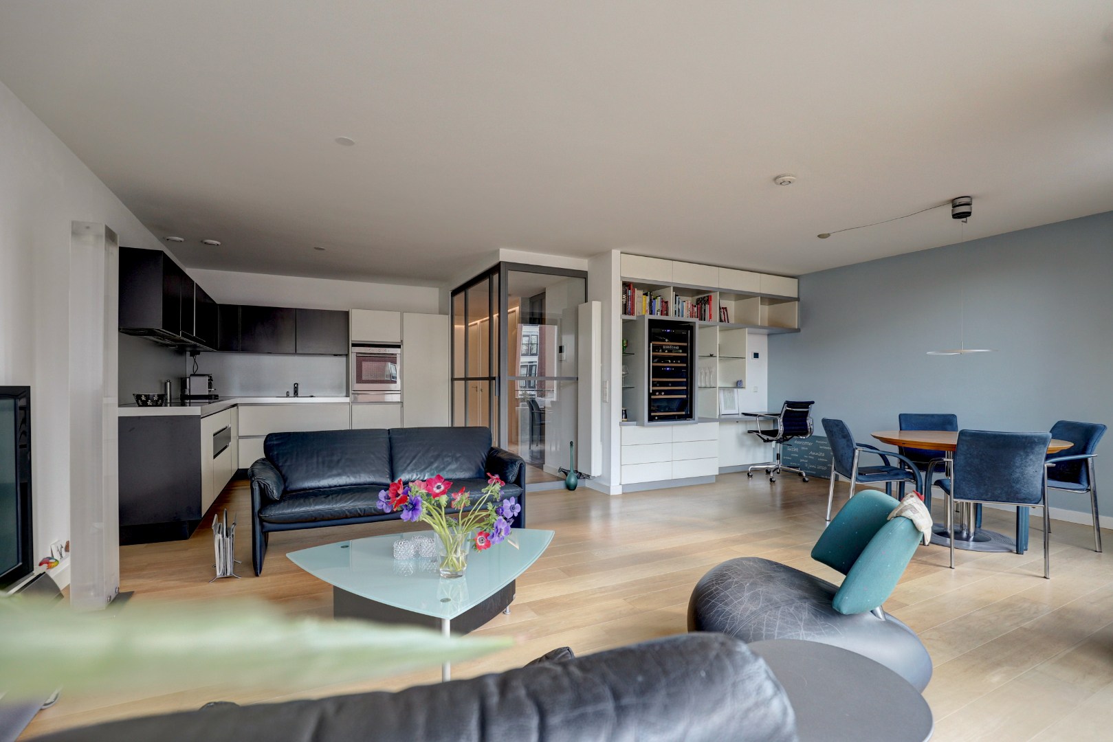 Luxe uitgevoerde 2- (voorheen 3) kamer appartement op de 3e etage met fraaie keuken, badkamer, balkon met uitzicht en gelegen op eigen grond. 