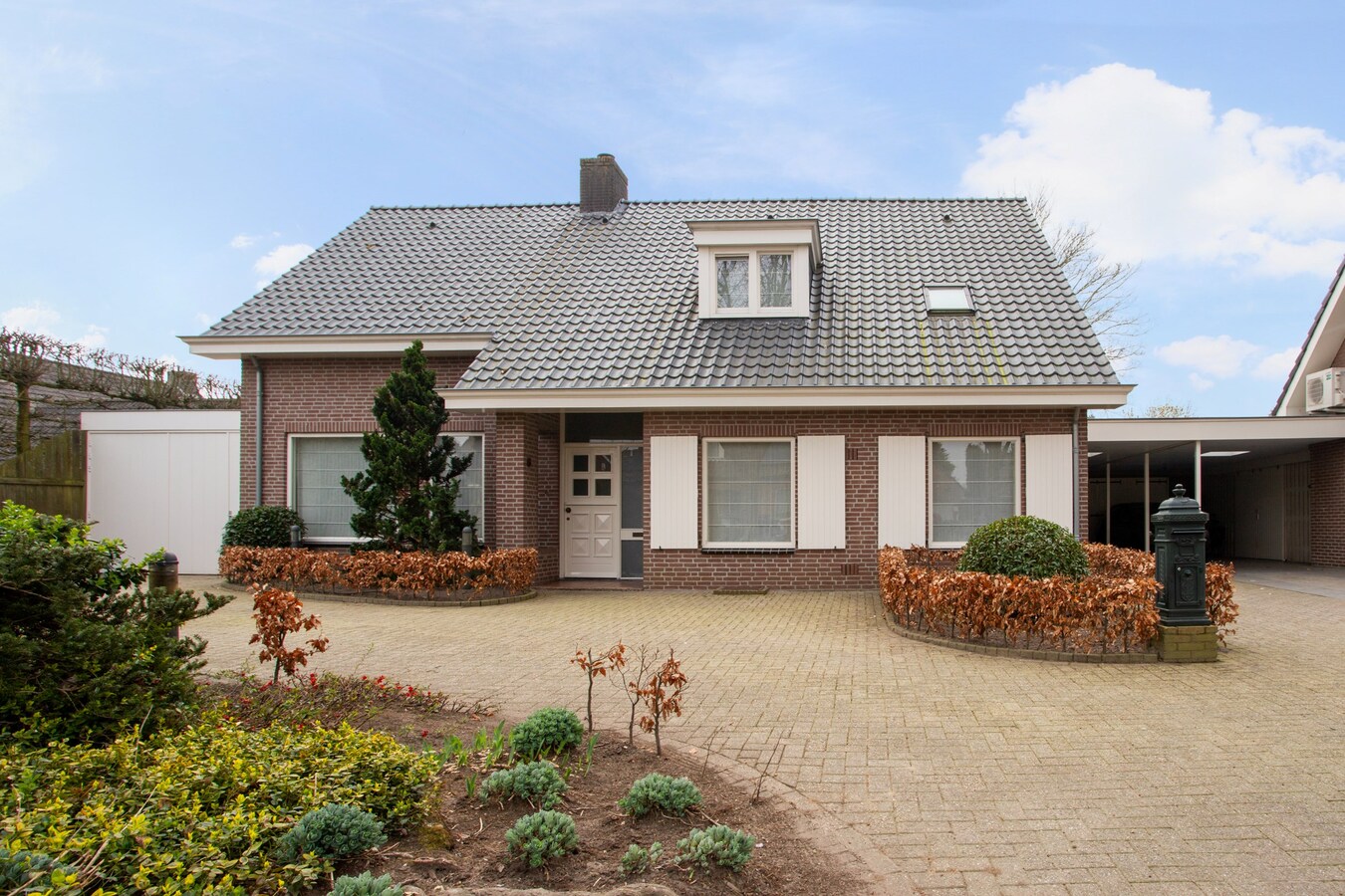 Vrijstaande woning, type landhuis met garage, carport, zwembad en 731 m2 grond. 