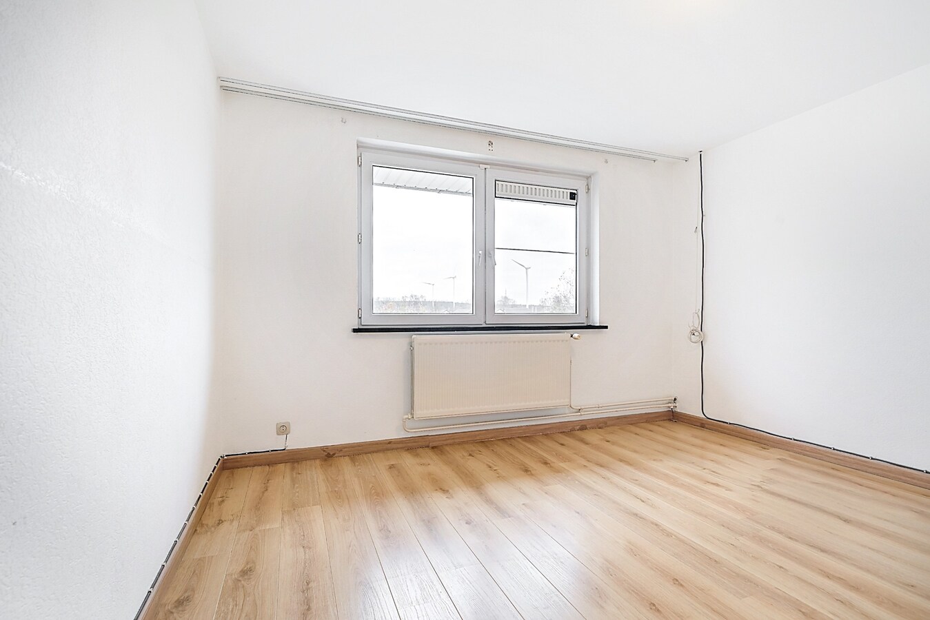 Woning met 3 (4) kamers, terras, tuintje, garage. 