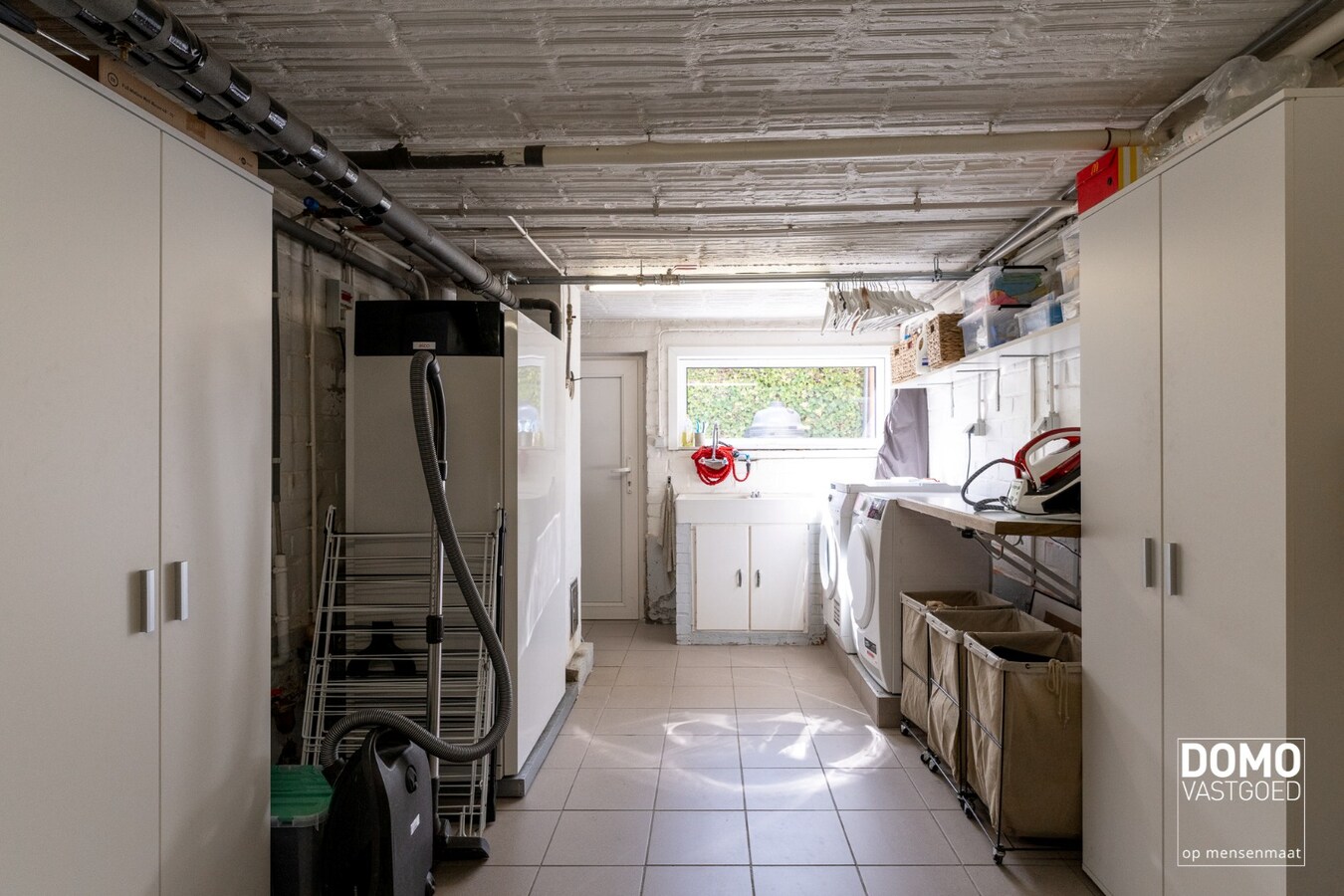 VOLLEDIG GERENOVEERDE OPEN BEBOUWING MET 4 SLAAPKAMERS EN GARAGE 