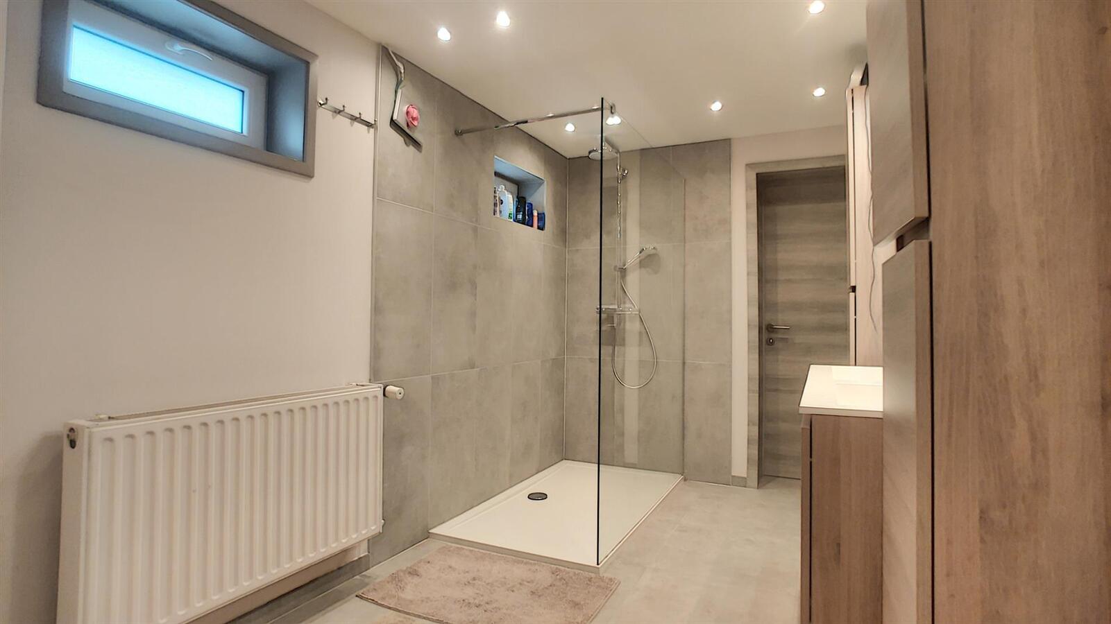 Knap gerenoveerde woning met dubbele garage - Heist 