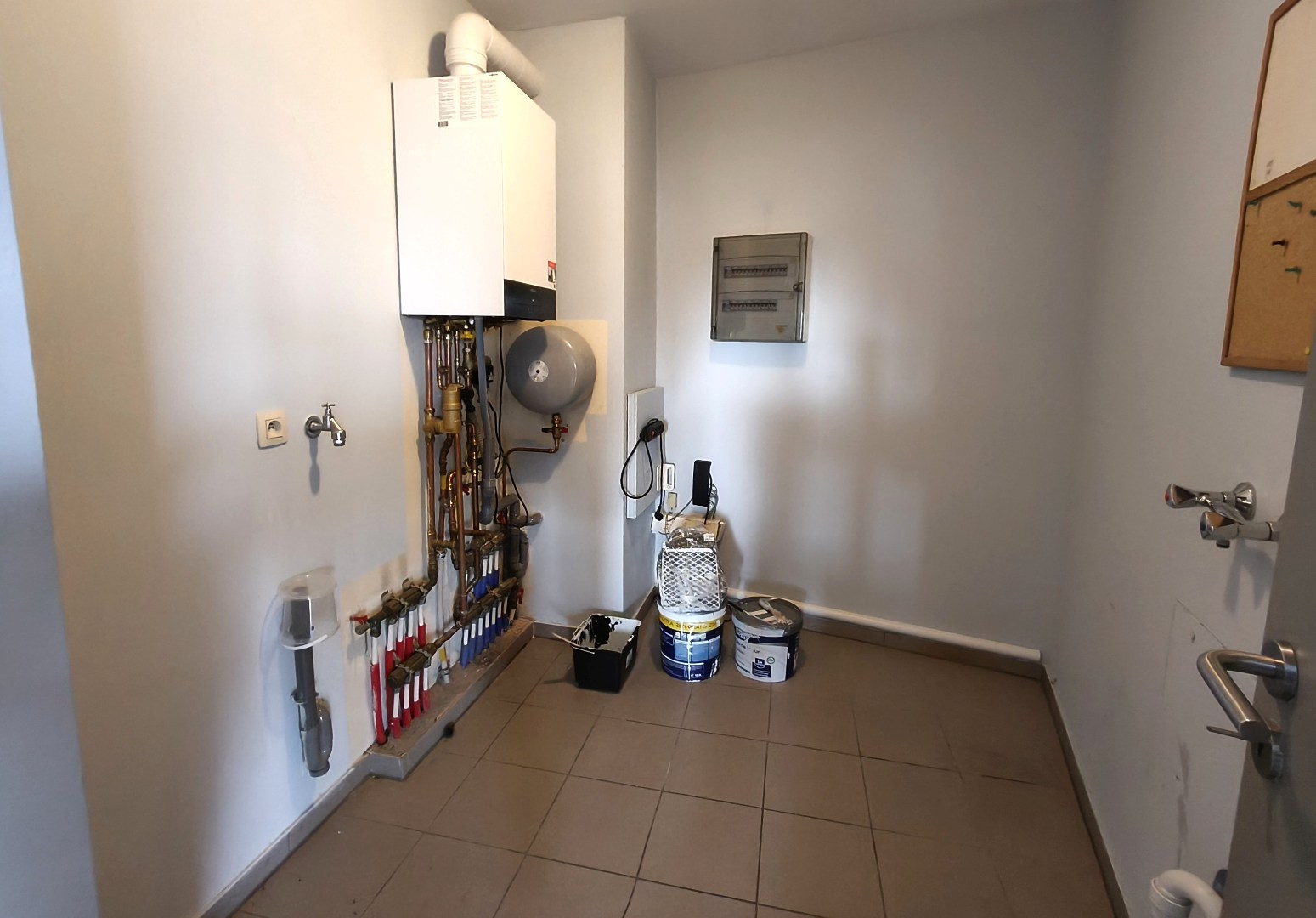 GELIJKVLOERS APPARTEMENT MET GARAGE 