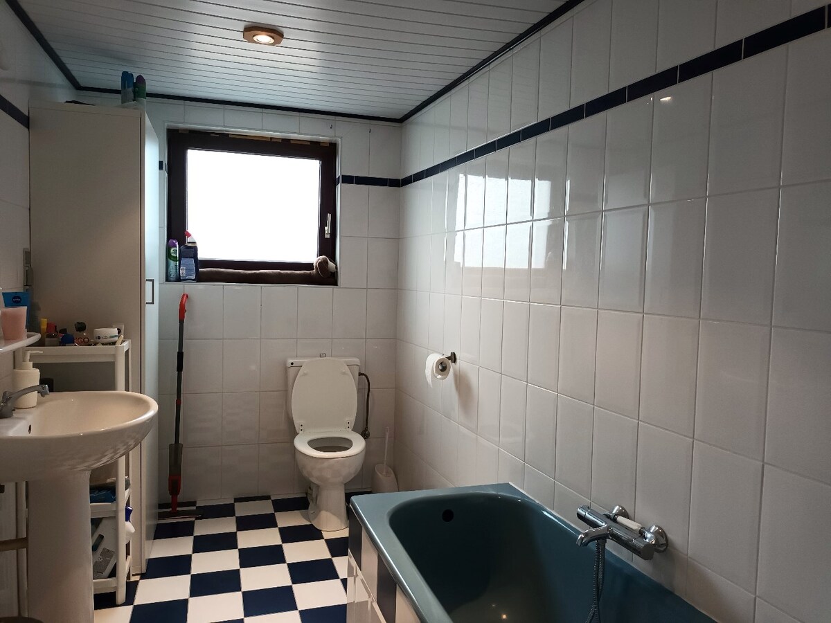 "Ruime en goed onderhouden stadswoning met tuin en 3 slaapkamers in Hasselt - Energielabel D en 2 parkeerplaatsen op perceel van 224 m²" 