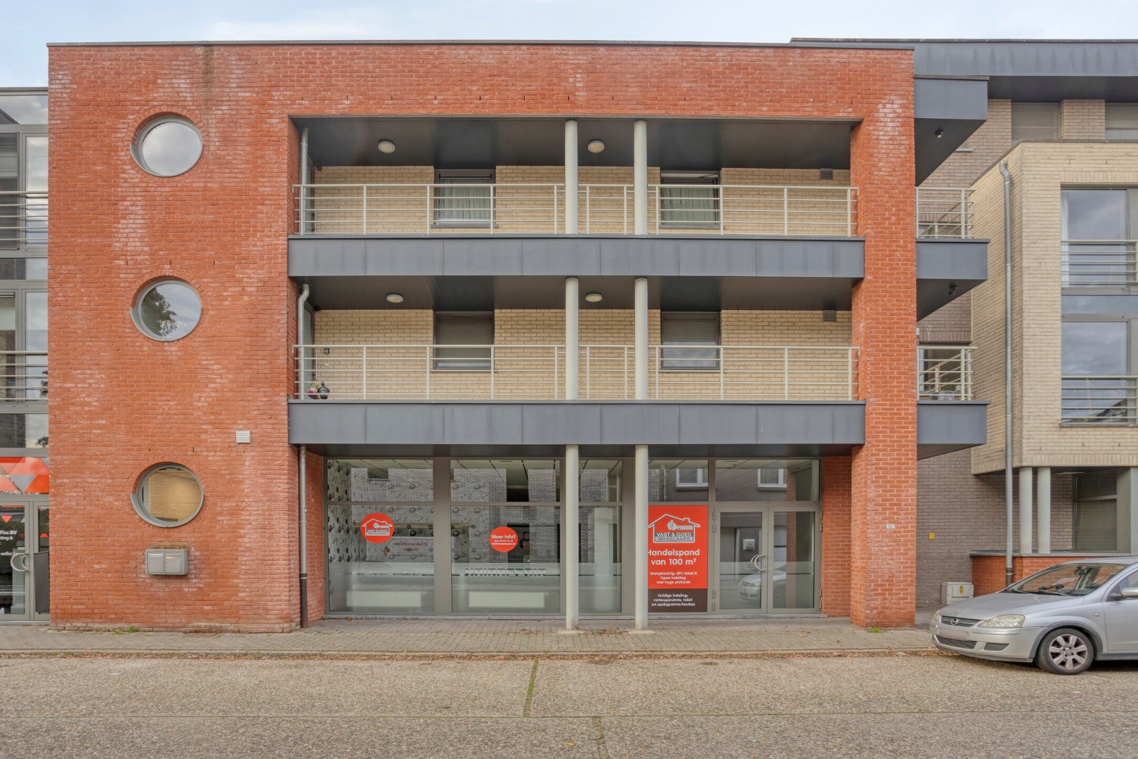 Ruim energiezuinig commercieel pand op toplocatie in centrum Hechtel 