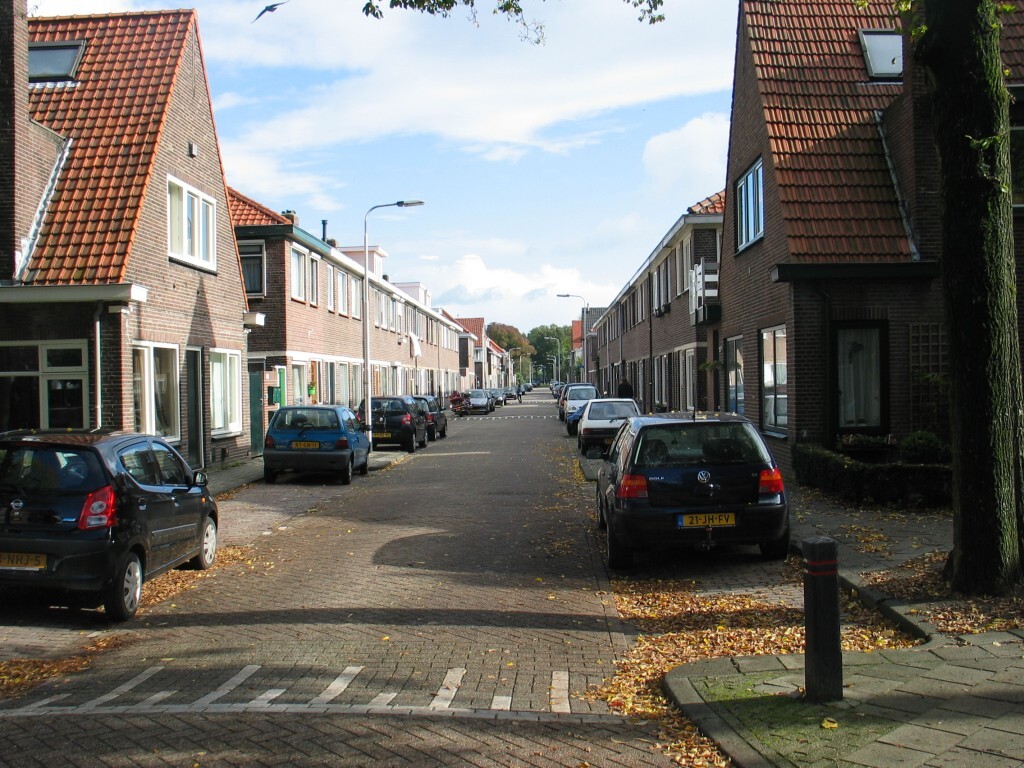 In de wijk 'De Armhoefse Akkers' (Sacramentsparochie) gelegen tussenwoning met achtertuin en stenen berging 