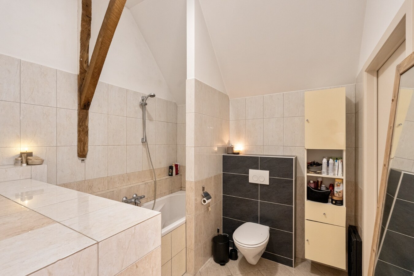 Comfortabel duplex appartement op de 3de en 4de verdieping van een kleinschalige residentie op een steenworp van de historische markt! 