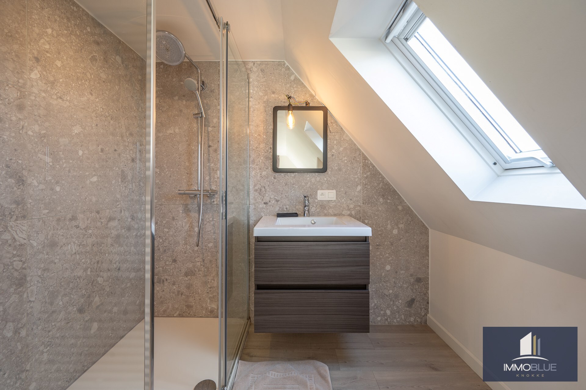 Charmante hoeve met volledig ingericht atelier gelegen op een perceel van ongeveer 5.500 m². 