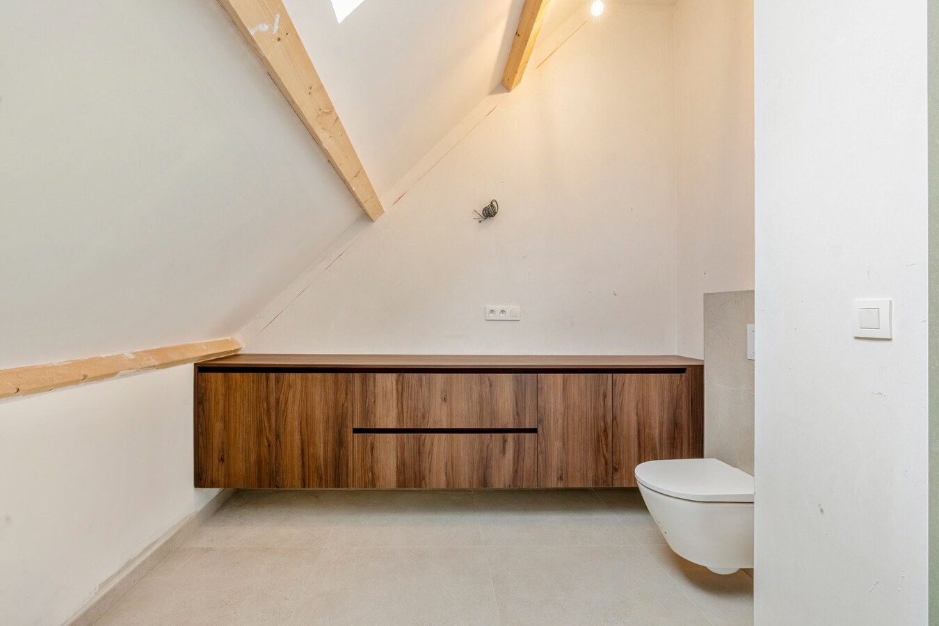 Exclusieve, volledig afgewerkte halfvrijstaande woning na transformatie van bestaande hoeve naar 2 BEN-woningen! 