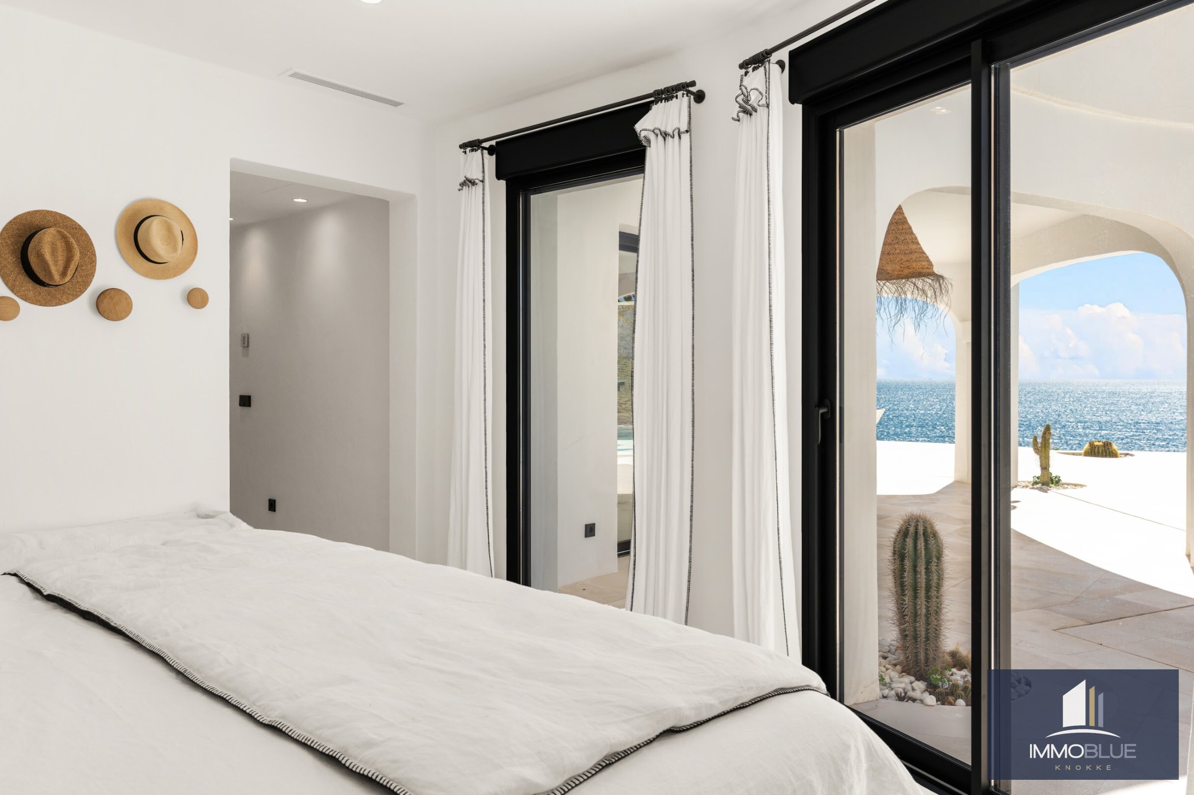 Villa méditerranéenne rénovée avec vue sur mer dans un environnement côtier calme 