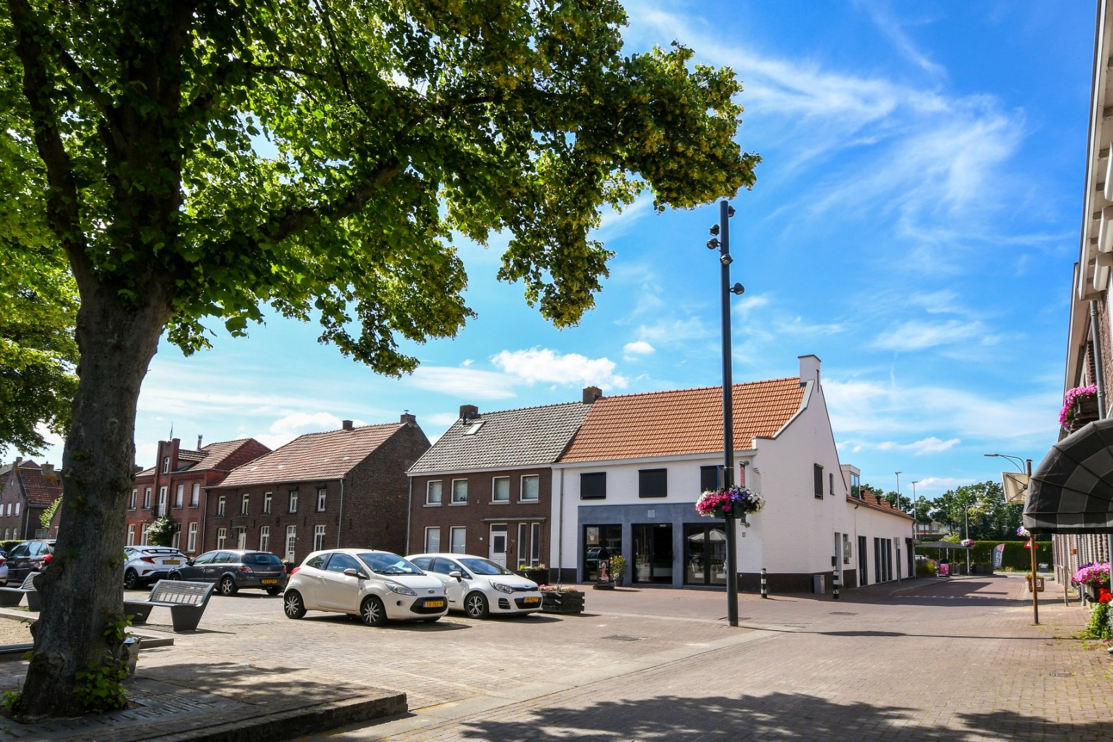 Fraai gelegen halfvrijstaande woning in hartje Kessel met vier slaapkamers, souterrain, inpandige garage, tuinkamer, zwembad en prachtig uitzicht over de Maas 