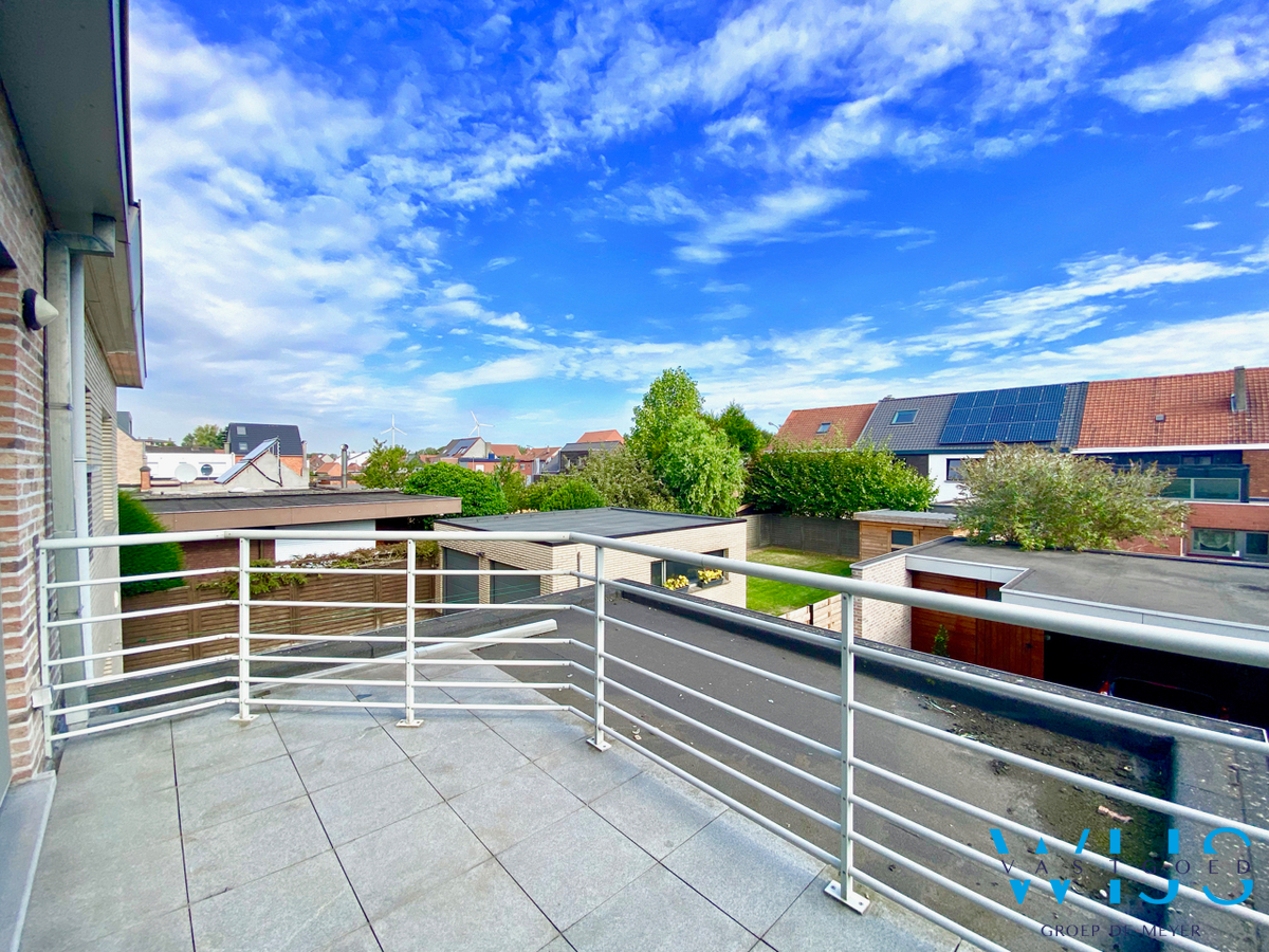 Instapklaar &amp; gezellig 3 slaapkamer appartement in hartje Zelzate! 