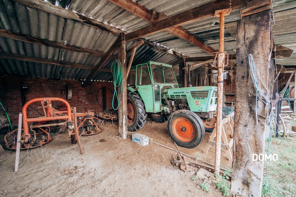 Ruime boerderij met stallingen en een prachtig groen uitzicht. 