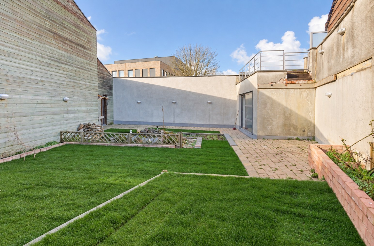 Bel-etagewoning met tuin, loods (450 m²) en tal van mogelijkheden 