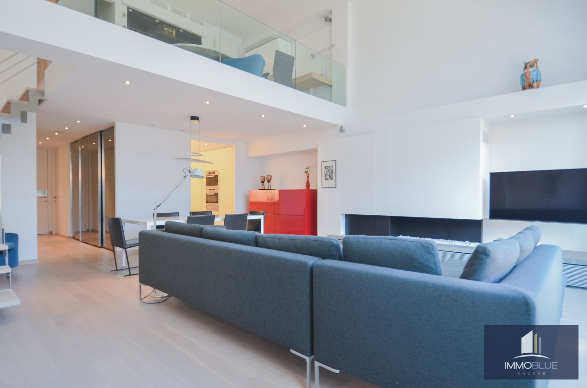 Duplex mezzanine lumineux et spacieux à louer, situé à deux pas de la mer. 