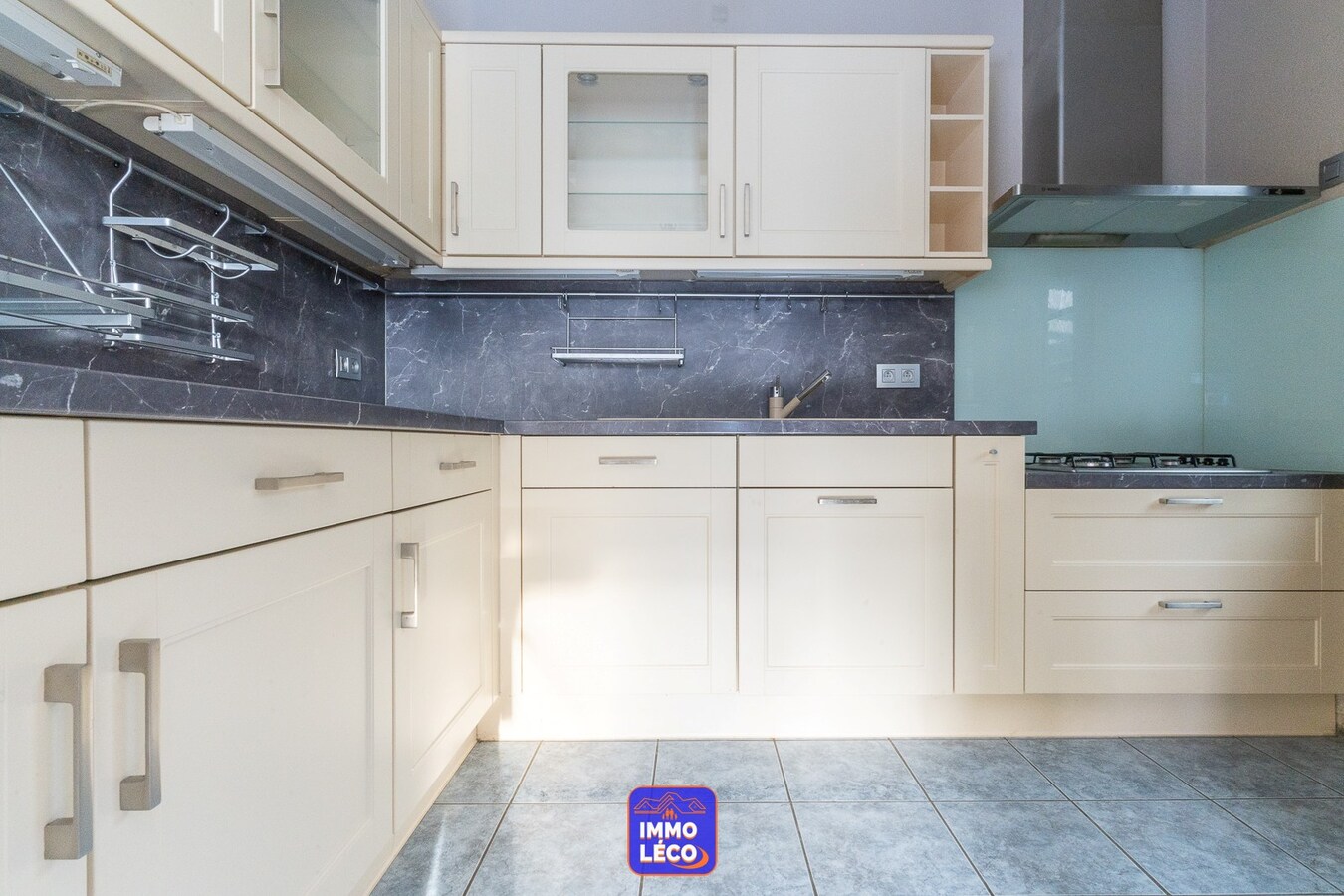 "Plain-Pied" érigé sur 544m² avec double garage, parking, jardin ! 