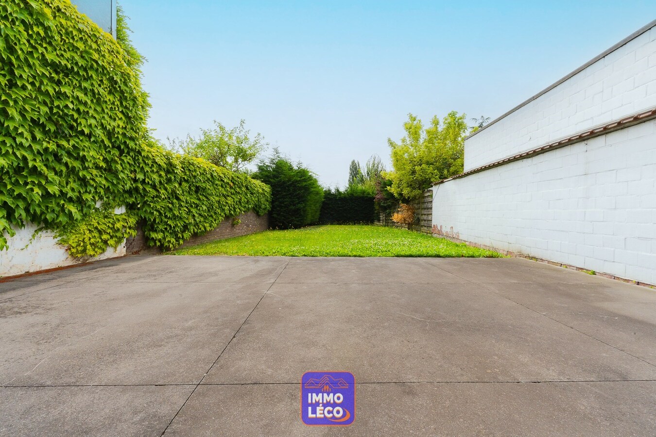 Maison de commerce avec habitation, jardin, poss. grand parking ! 