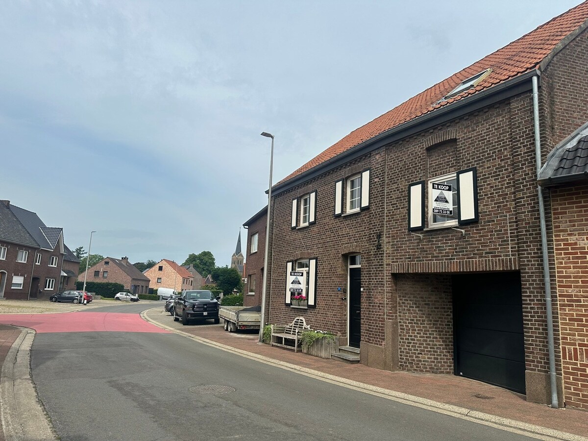 Charmant Leut : eigendom opgedeeld in 2 appartementen. Veranda,  2 garages. 
